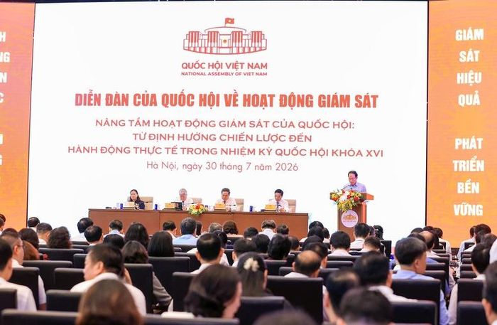 Phó Thủ tướng chia sẻ một số kiến nghị của Chính phủ để Quốc hội, Ủy ban Thường vụ Quốc hội quan tâm, nghiên cứu triển khai một số giải pháp nâng cao hiệu lực, hiệu quả của công tác giám sát trong giai đoạn tới - Ảnh: VGP/Nhật Bắc