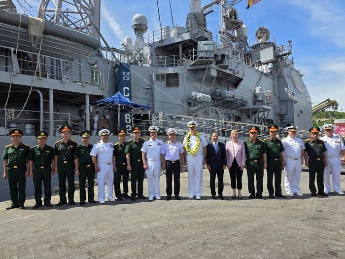 Đại diện Bộ Quốc phòng, Bộ Ngoại giao, Sở Ngoại vụ TP. Đà Nẵng, cùng một số cơ quan chức năng của Việt Nam dự lễ đoán đoàn - Ảnh: VGP/Nhật Anh