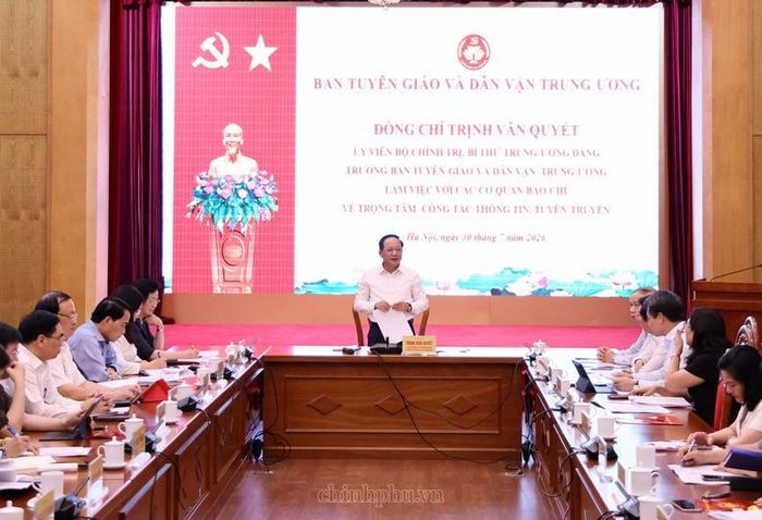 Đồng chí Trịnh Văn Quyết, Ủy viên Bộ Chính trị, Bí thư Trung ương Đảng, Trưởng Ban Tuyên giáo và Dân vận Trung ương làm việc với các cơ quan báo chí - Ảnh: VGP/Thu Giang