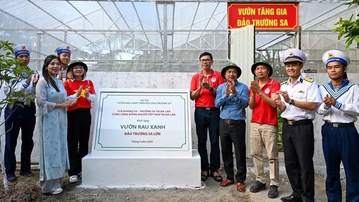 Vườn rau xanh có mái che do Câu lạc bộ Hoàng Sa-Trường Sa tại Ba Lan cùng cộng đồng người Việt Nam tại Ba Lan quyên góp trao tặng quần đảo Trường Sa và Nhà giàn DK1. (Ảnh: LINH KHÁNH)