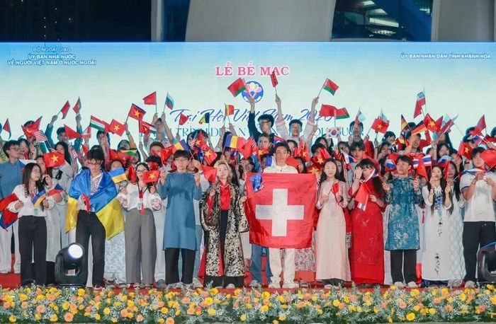 Hơn 100 thanh niên, sinh viên người Việt Nam ở nước ngoài đến từ 32 quốc gia và vùng lãnh thổ tham dự Trại hè Việt Nam 2026. (Ảnh: THÀNH LONG)