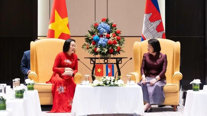 Chủ tịch Quốc hội Campuchia Samdech Khuon Sudary tiếp đồng chí Nguyễn Thị Thanh, Ủy viên Trung ương Đảng, Phó Chủ tịch Quốc hội, Chủ tịch Nhóm Nghị sĩ hữu nghị Việt Nam-Campuchia, Chủ tịch Hội Hữu nghị Việt Nam-Campuchia. (Ảnh: quochoi.vn)