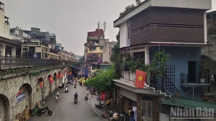 Tàu di sản 5 Cửa Ô dừng nghỉ tại ga Long Biên.