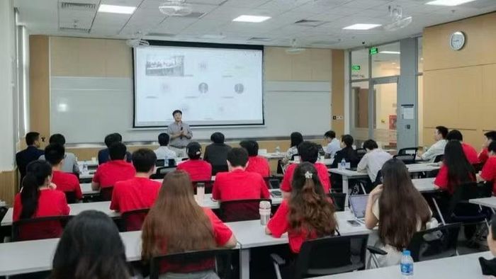 Tiến sĩ Nguyễn Mạnh Hà (Đại học Missouri-Columbia) tham gia giảng dạy tại Trại hè tài năng khoa học về Vật lý lượng tử và Khoa học vật liệu.