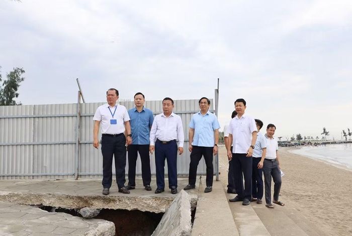 Phó Chủ tịch Ủy ban nhân dân tỉnh Nguyễn Văn Đệ và Đoàn công tác kiểm tra dự án sửa chữa, cải tạo tuyến kè biển, đường dạo, lâm viên và Quảng trường Bình Minh, phường Cửa Lò.