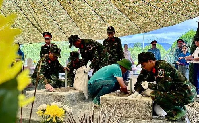 Cán bộ, chiến sĩ Bộ Chỉ huy quân sự tỉnh tỉ mẩn hoàn nguyên các phần mộ liệt sĩ sau khi khai quật, lấy mẫu tại Nghĩa trang Liệt sĩ Độc Lập.