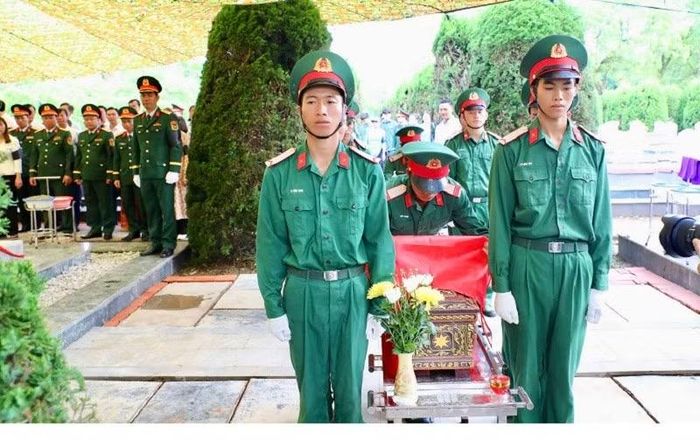 Chiến sĩ Bộ Chỉ huy quân sự tỉnh Điện Biên thực hiện nghi lễ truy điệu, an táng hài cốt của 2 liệt sĩ.