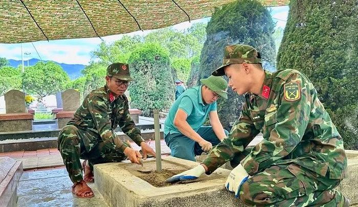 Cán bộ, chiến sĩ Bộ Chỉ huy quân sự tỉnh tỉ mẩn hoàn thiện hai phần mộ liệt sĩ tại Nghĩa trang Liệt sĩ Độc Lập.