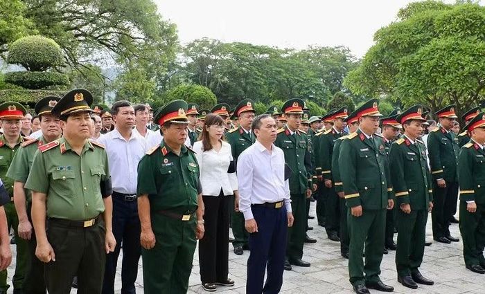 Các đồng chí lãnh đạo tỉnh cùng cán bộ, chiến sĩ các lực lượng vũ trang và nhân dân tỉnh Điện Biên dành phút mặc niệm hai liệt sĩ trong Lễ truy điệu, an táng tại Nghĩa trang Liệt sĩ Độc Lập.