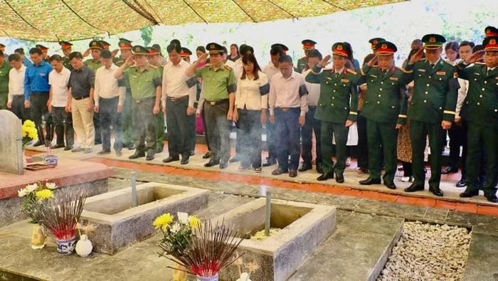 Các đồng chí lãnh đạo tỉnh Điện Biên cùng cán bộ, chiến sĩ, nhân dân Điện Biên dành phút mặc niệm hai liệt sĩ.