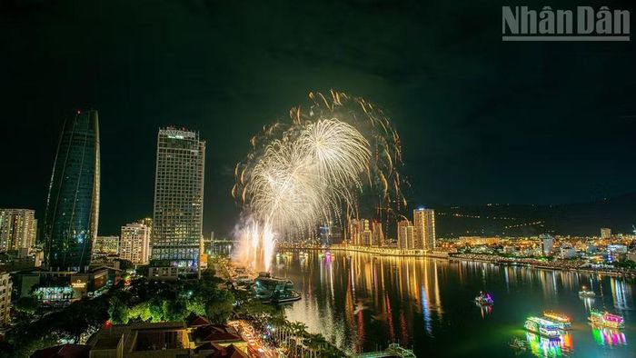 Du lịch Đà Nẵng tiếp tục khởi sắc với hơn 9,8 triệu lượt khách, trong đó Lễ hội Pháo hoa quốc tế lần thứ 14 tạo ấn tượng tốt đẹp đối với nhân dân và du khách.
