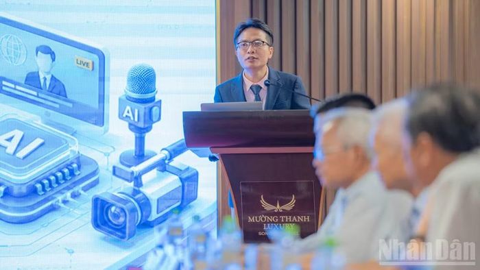 Tiến sĩ Lương Đông Sơn (Học viện Báo chí và Tuyên truyền) trình bày tham luận tại hội thảo.