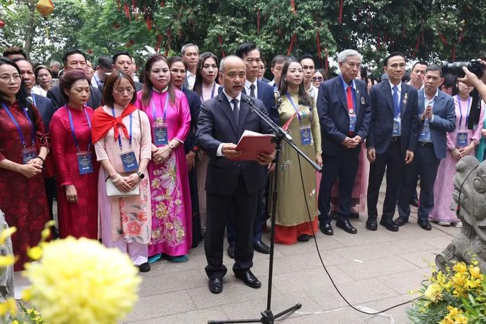 Nhân dịp Giỗ Tổ Hùng Vương năm Bính Ngọ 2026, ngày 25/4 (tức mùng 9/3 âm lịch), đoàn 60 kiều bào tiêu biểu đến từ 20 quốc gia và vùng lãnh thổ, do ông Nguyễn Trung Kiên, Chủ nhiệm Ủy ban Nhà nước về người Việt Nam ở nước ngoài làm Trưởng đoàn đã về dâng hương tưởng niệm các Vua Hùng tại Khu Di tích lịch sử Đền Hùng. (Ảnh: TTXVN)