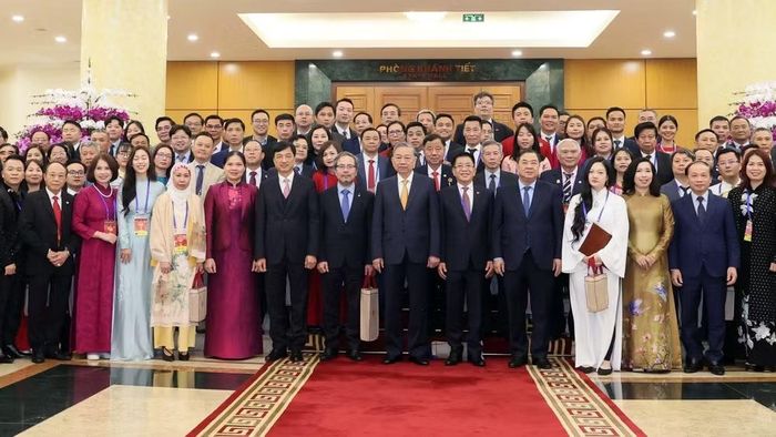 Tổng Bí thư Tô Lâm gặp mặt Đoàn kiều bào tiêu biểu tham dự Chương trình Xuân Quê hương 2026, tại Hà Nội, ngày 8/2/2026. (Ảnh: TTXVN)