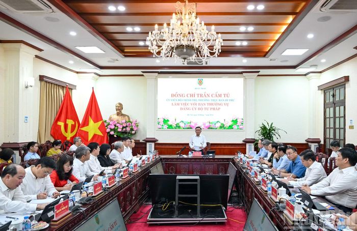 Quang cảnh cuộc làm việc với Ban Thường vụ Đảng ủy Bộ Tư pháp. (Ảnh: DUY LINH)