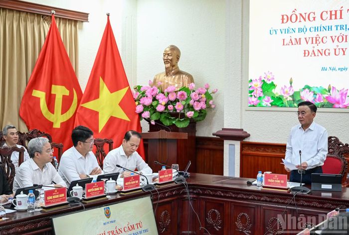 Thường trực Ban Bí thư Trần Cẩm Tú phát biểu mở đầu, định hướng nội dung cuộc làm việc. (Ảnh: DUY LINH)