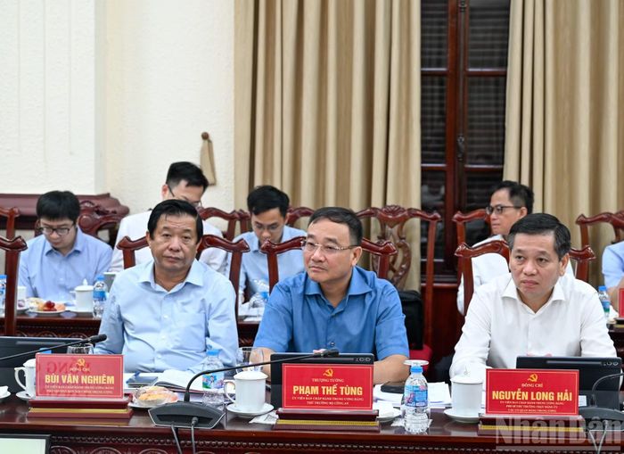 Các đồng chí lãnh đạo và các đại biểu dự cuộc làm việc. (Ảnh: DUY LINH)
