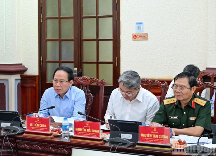 Các đồng chí lãnh đạo và các đại biểu dự cuộc làm việc. (Ảnh: DUY LINH)