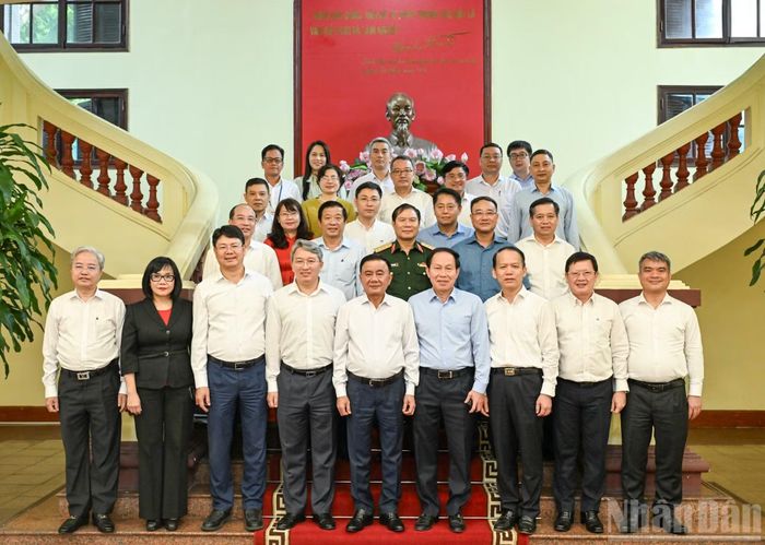 Thường trực Ban Bí thư Trần Cẩm Tú với lãnh đạo Bộ Tư pháp và các đại biểu. (Ảnh: DUY LINH)