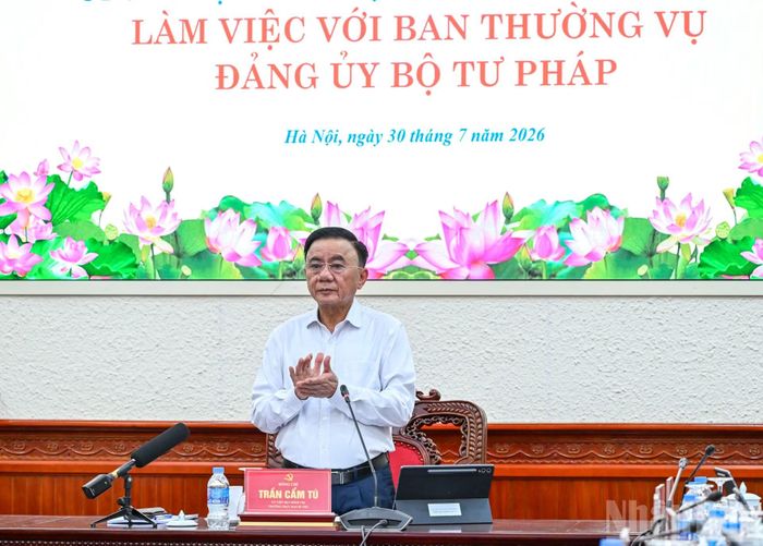 Thường trực Ban Bí thư Trần Cẩm Tú chủ trì làm việc với Ban Thường vụ Đảng ủy Bộ Tư pháp. (Ảnh: DUY LINH)