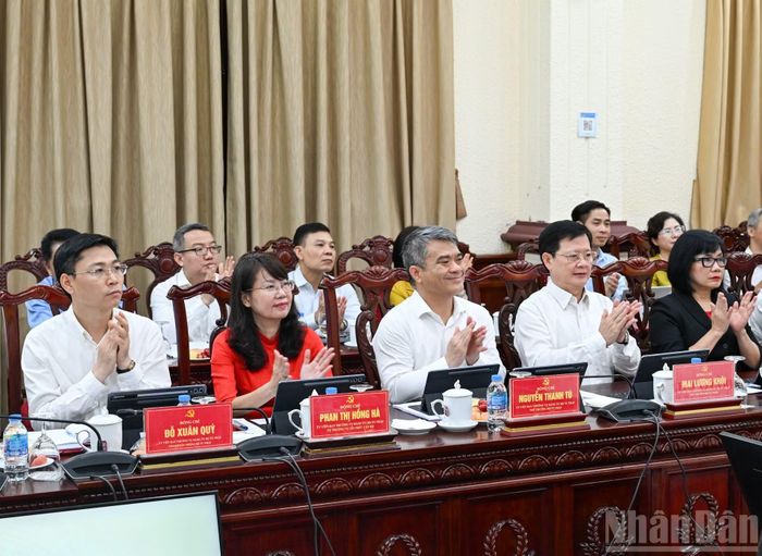Các đồng chí lãnh đạo Bộ Tư pháp và các đại biểu dự cuộc làm việc. (Ảnh: DUY LINH)