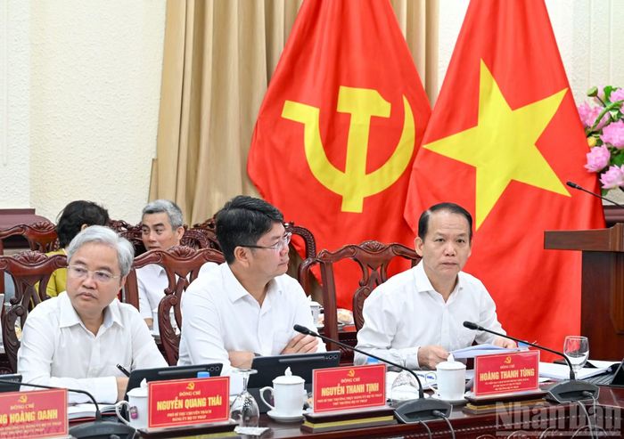 Các đồng chí lãnh đạo Bộ Tư pháp dự cuộc làm việc. (Ảnh: DUY LINH)