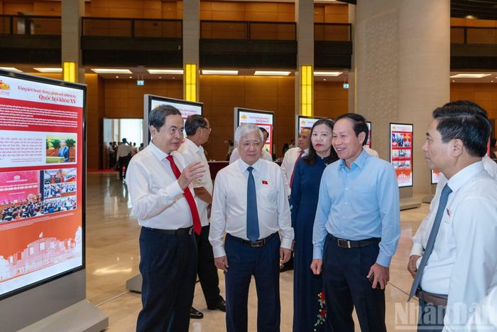 Chủ tịch Quốc hội Trần Thanh Mẫn trao đổi với các đại biểu bên lề diễn đàn.