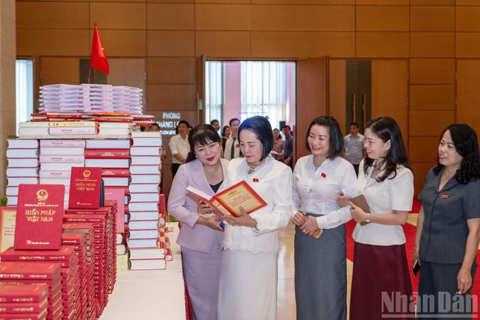 Phó Chủ tịch Quốc hội Nguyễn Thị Thanh cùng các đại biểu tham quan trưng bày bên lề diễn đàn.