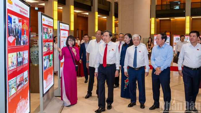 Chủ tịch Quốc hội Trần Thanh Mẫn cùng các đại biểu tham quan trưng bày bên lề Diễn đàn của Quốc hội về hoạt động giám sát năm 2026.