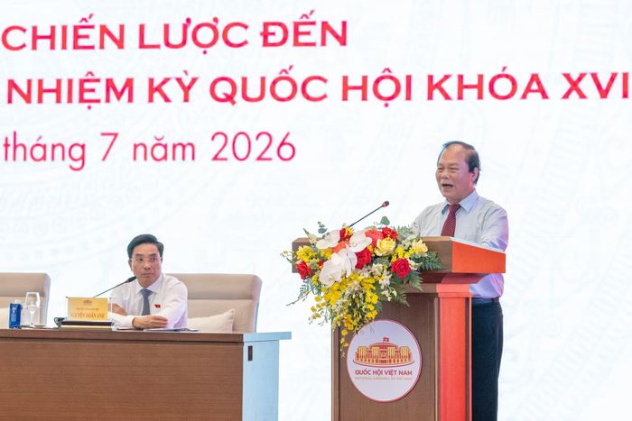 Nguyên Chủ nhiệm Ủy ban Pháp luật của Quốc hội Phan Trung Lý trình bày tham luận “Hoàn thiện cơ chế, chính sách, pháp luật nhằm nâng cao hiệu quả thực hiện nghị quyết, kết luận, kiến nghị giám sát của Quốc hội, các cơ quan của Quốc hội, đoàn đại biểu Quốc hội và đại biểu Quốc hội”.