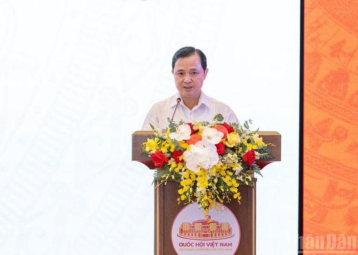 Phó Trưởng ban Nội chính trung ương Nguyễn Xuân Trường trình bày tham luận “Công tác lãnh đạo, kiểm tra, giám sát của Đảng góp phần hoàn thiện tổ chức, bộ máy, nâng cao hiệu quả hoạt động của các cơ quan tư pháp và thiết chế bổ trợ tư pháp, đáp ứng yêu cầu xây dựng Nhà nước pháp quyền xã hội chủ nghĩa Việt Nam”.