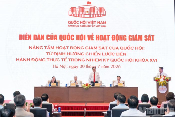 Chủ tịch Quốc hội Trần Thanh Mẫn cùng các đồng chí Phó Chủ tịch Quốc hội, lãnh đạo Quốc hội chủ trì, điều hành diễn đàn.