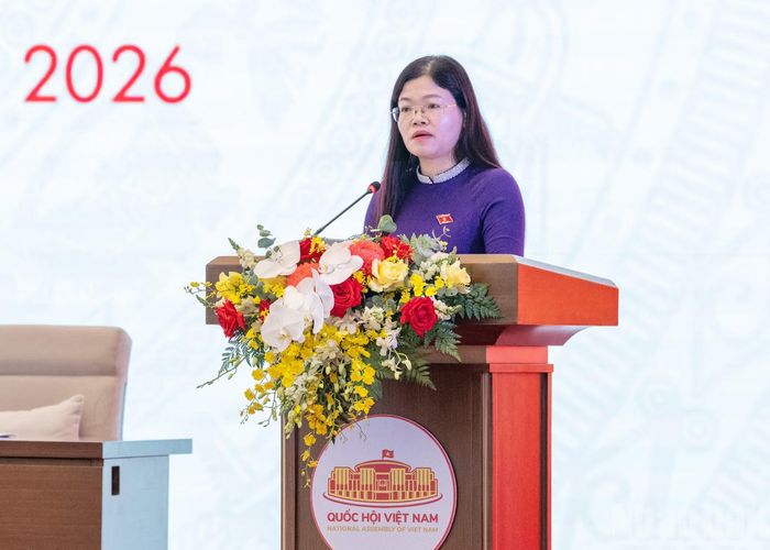 Phó Trưởng đoàn đại biểu Quốc hội tỉnh Thanh Hóa Lương Thị Hoa trình bày tham luận “Đổi mới, nâng cao hiệu quả hoạt động giám sát của Đoàn đại biểu Quốc hội đối với việc thi hành pháp luật ở địa phương - Từ thực tiễn tỉnh Thanh Hóa”.