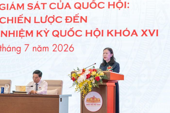 Chủ nhiệm Ủy ban Dân nguyện và Giám sát của Quốc hội Lê Thị Nga trình bày báo cáo đề dẫn diễn đàn.