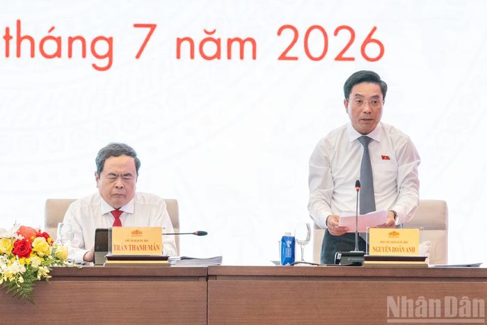 Phó Chủ tịch Quốc hội Nguyễn Doãn Anh điều hành diễn đàn.