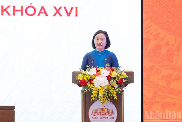 Phó Chủ nhiệm Ủy ban Kinh tế và Tài chính Phạm Thúy Chinh trình bày tham luận “Đổi mới, nâng cao hiệu quả hoạt động giám sát của Quốc hội, góp phần tháo gỡ các điểm nghẽn, khơi thông, phát huy hiệu quả các nguồn lực phát triển, thúc đẩy mô hình tăng trưởng mới, hiện thực hóa mục tiêu tăng trưởng kinh tế 2 con số trong giai đoạn mới”.