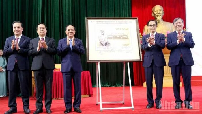 Các đại biểu bên bộ tem bưu chính đặc biệt kỷ niệm 300 Ngày sinh danh nhân văn hóa Lê Quý Đôn .