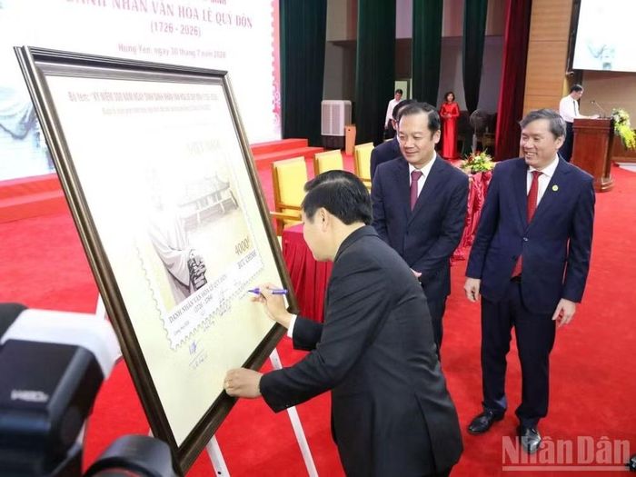 Các đại biểu ký lưu niệm trên bộ tem đặc biệt.