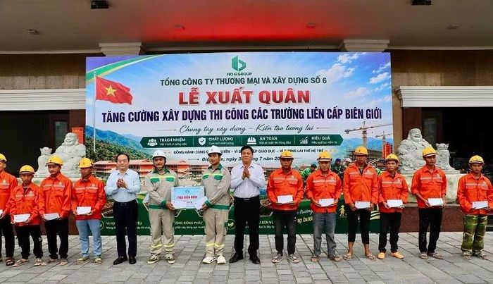 Các đồng chí lãnh đạo tỉnh Điện Biên và lãnh đạo Hiệp hội Doanh nghiệp tỉnh trao quà, động viên kỹ sư, công nhân lên đường hỗ trợ xây dựng Trường nội trú liên cấp Nà Bủng.