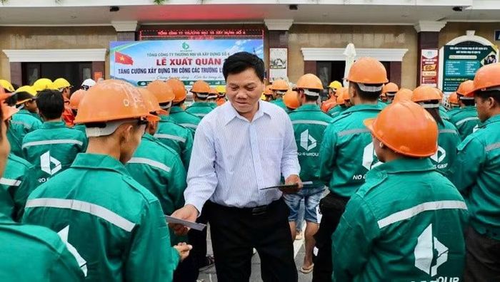 Ông Bùi Đức Giang, Chủ tịch Hiệp hội Doanh nghiệp tỉnh Điện Biên trao quà, động viên công nhân trước lúc lên đường đi hỗ trợ xây dựng Trường nội trú liên cấp Nà Bủng.