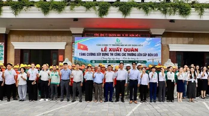 Các đồng chí lãnh đạo Tổng công ty Thương mại và Xây dựng số 6 Điện Biên cùng 150 kỹ sư, công nhân cùng hô vang quyết tâm góp sức đồng hành, đẩy nhanh tiến độ xây dựng trường nội trú liên cấp tại các xã biên giới tỉnh Điện Biên.