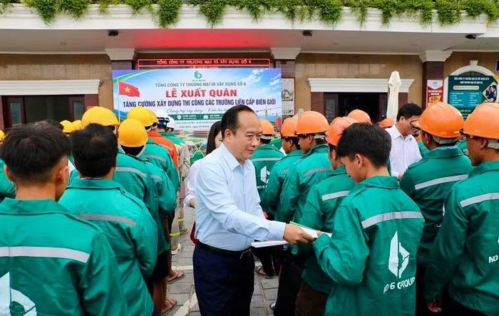Đồng chí Nguyễn Minh Phú, Phó Chủ tịch Ủy ban nhân dân tỉnh Điện Biên trao quà, động viên công nhân trước lúc lên đường đi hỗ trợ xây dựng Trường nội trú liên cấp Nà Bủng.