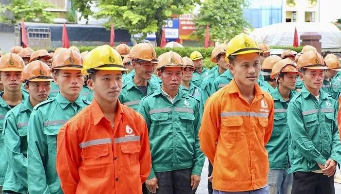 Công nhân, kỹ sư Tổng công ty Xây dựng và Thương mại số 6 Điện Biên sẵn sàng lên đường vào Nà Bủng hỗ trợ đẩy nhanh tiến độ xây dựng Trường nội trú liên cấp Nà Bủng.