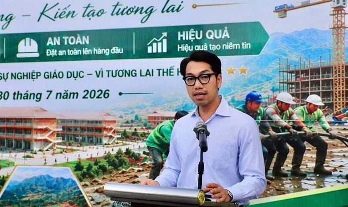 Ông Bùi Anh Tiến, Phó Tổng giám đốc Tổng công ty Thương mại và Xây dựng số 6 Điện Biên giao nhiệm vụ cho kỹ sư, công nhân được điều động hỗ trợ xây dựng Trường nội trú liên cấp Nà Bủng.