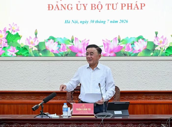 Thường trực Ban Bí thư Trần Cẩm Tú ghi nhận và đánh giá cao nỗ lực của Đảng ủy Bộ Tư pháp trong chỉ đạo thực hiện nhiệm vụ. (Ảnh: DUY LINH)