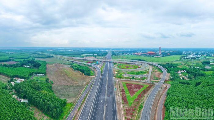 Đường T1 giao với cao tốc Biên Hòa-Vũng Tàu, hoàn thành từ nhiều tháng qua, được đưa vào khai thác tạm để vận chuyển vật liệu, máy móc phục vụ thi công sân bay Long Thành.