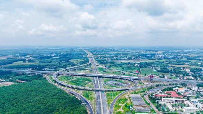 Các tuyến đường giao thông hoàn thiện, đưa vào khai thác tạo cú huých lớn cho thành phố Đồng Nai trong thu hút đầu tư, giải quyết bài toán giao thông kết nối, nhất là với Thành phố Hồ Chí Minh vốn được cho là "điểm nghẽn" lâu nay.