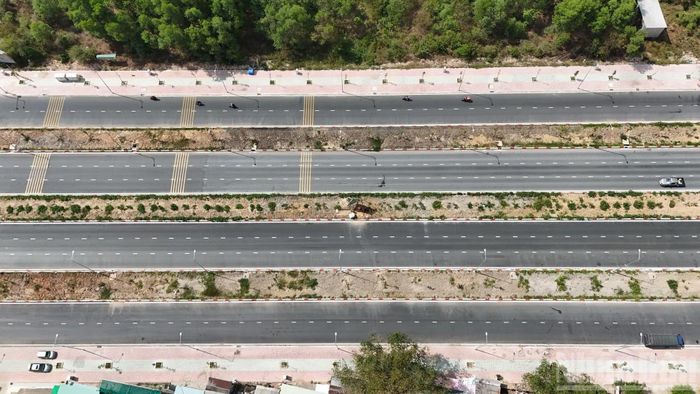 Tuyến đường 25B được đầu tư nâng cấp, sửa chữa quy mô 10 làn xe, đáp ứng nhu cầu các phương tiện lưu thông hàng hóa các khu công nghiệp lớn, cảng biển.