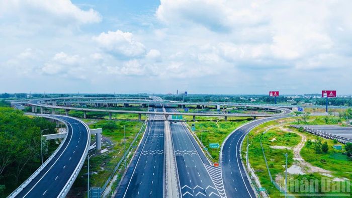 Theo Nghị quyết 16 của Bộ Chính trị, thành phố Đồng Nai sẽ phát triển hạ tầng chiến lược thế hệ mới, trong đó ưu tiên phát triển kết cấu hạ tầng chiến lược; ưu tiên đầu tư trục giao thông động lực kết nối liên hoàn chuỗi logistics, hạ tầng hiện đại kết nối giữa Cảng trung chuyển quốc tế Cần Giờ-Cảng Cái Mép Hạ và Cảng hàng không quốc tế Long Thành.