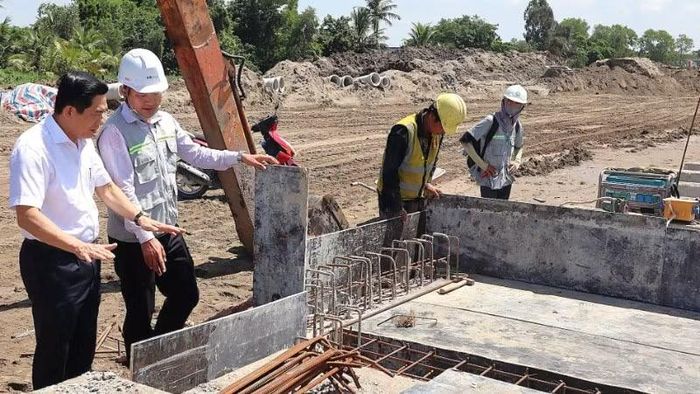 Lãnh đạo xã Bến Lức kiểm tra tiến độ thi công các công trình đầu tư công